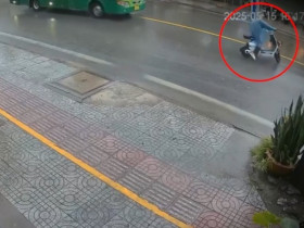 Clip: Sang đường một cách đầy khó hiểu, cô gái bị ô tô đâm cực mạnh