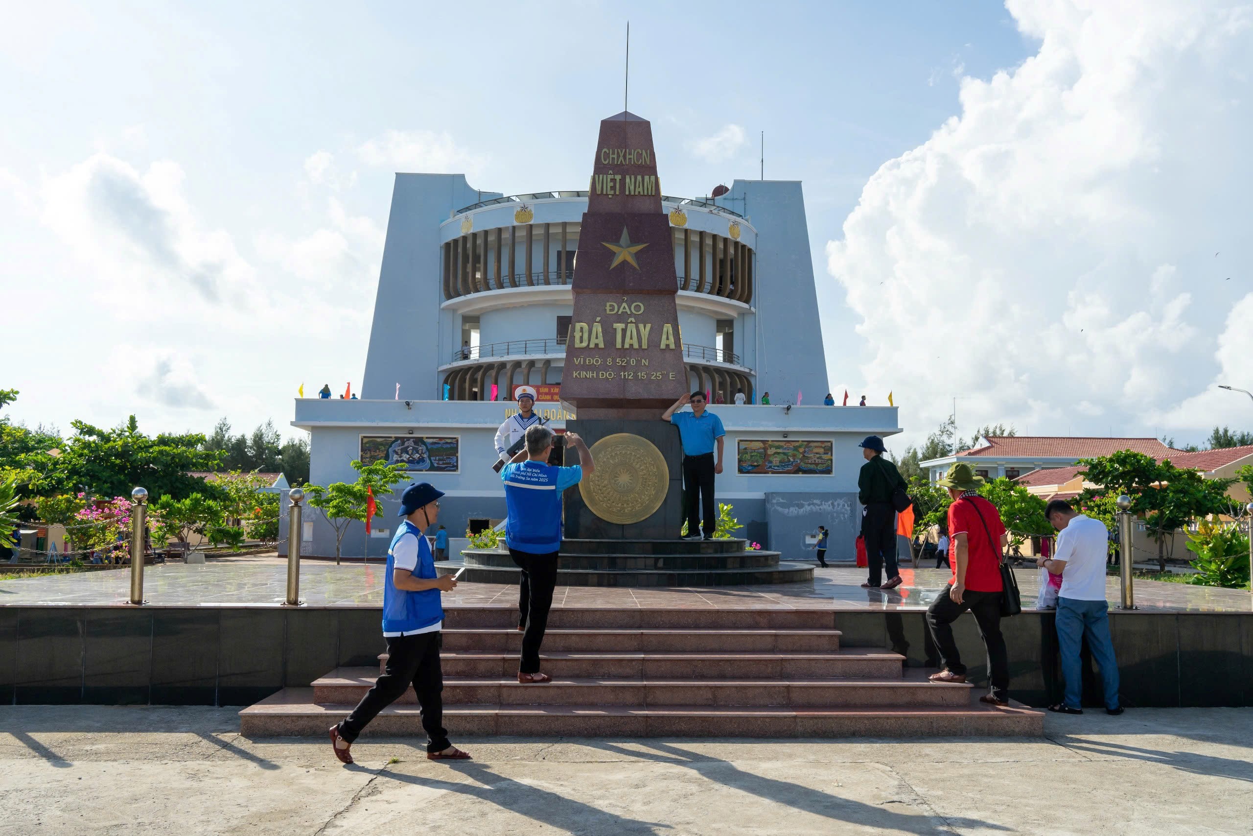 Trường Sa - Nơi biển gọi tên Tổ quốc - 3