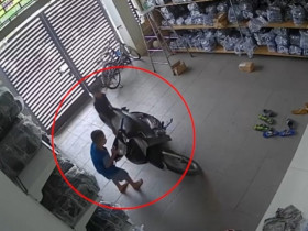 Clip: Thót tim hai bé trai dắt xe máy gay cấn hơn cả phim hành động