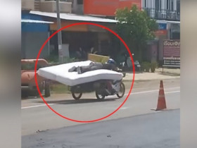 Clip: Hết hồn xe máy phiên bản giường nằm có 1-0-2