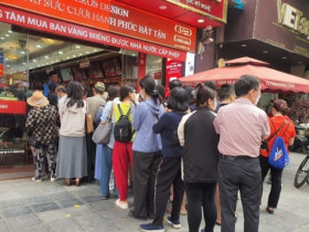 Giá vàng lao dốc từ đỉnh cao, người vét hết tiền mua 15 lượng vàng ngày càng lo lắng