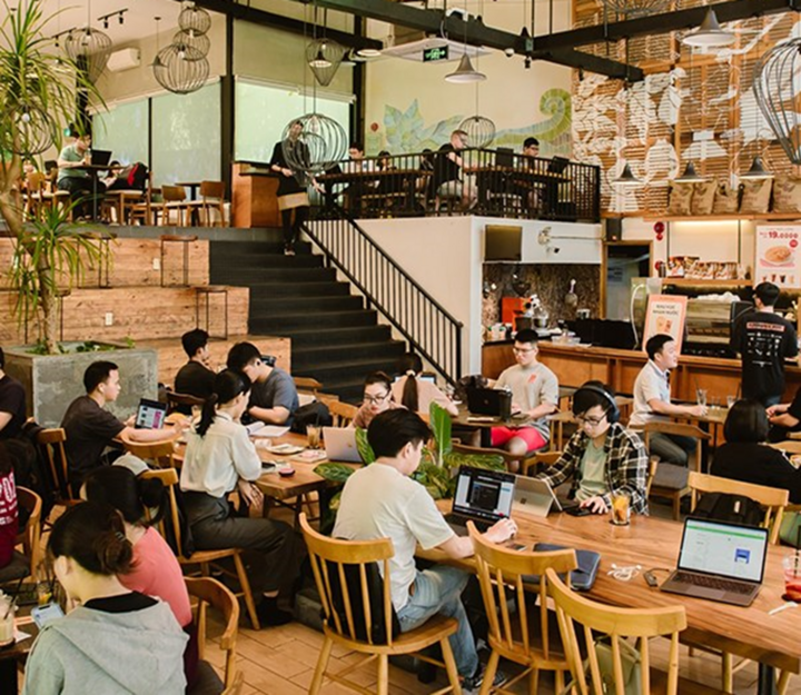 The Coffee House gây tranh cãi khi bịt ổ cắm điện: Động thái "đuổi khéo" khách ngồi lâu? - 2