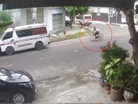 Clip: Lao như tên bắn, nam thanh niên đi xe đạp tông thẳng vào đuôi ô tô