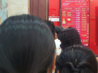 Kinh tế - Giá vàng chiều 26/5: Lao dốc không phanh, tiệm vàng xả hàng, bất ngờ lượng khách đến mua bán