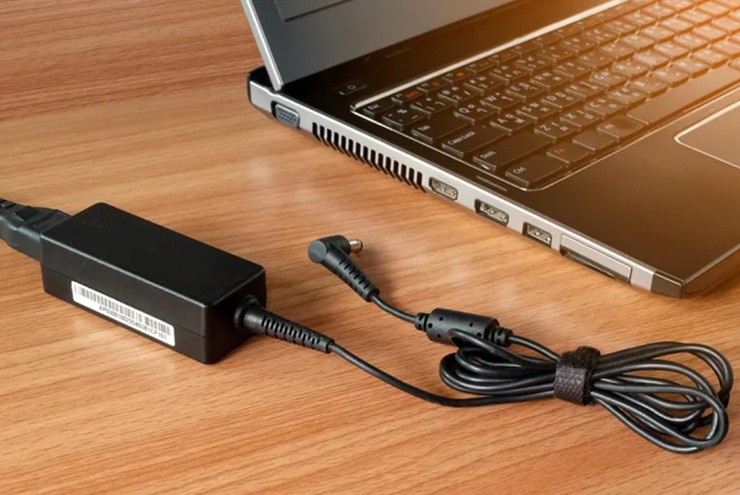 Điểm chung trên hầu hết bộ sạc laptop mà ít người để ý - 1