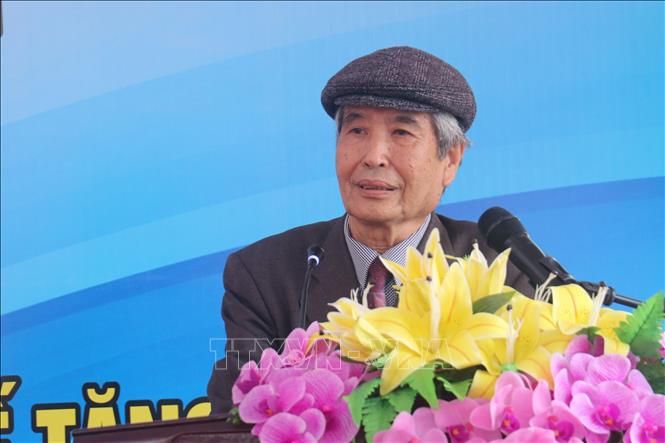 Nhà văn Minh Chuyên đón nhận danh hiệu Anh hùng Lao động và các giải thưởng trong nước, quốc tế - 1
