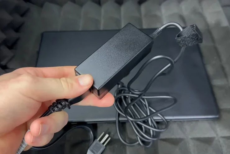 Điểm chung trên hầu hết bộ sạc laptop mà ít người để ý - 2