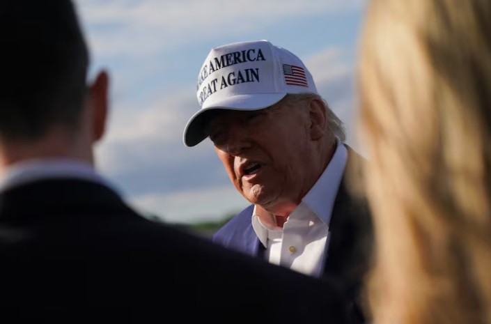 Ông Trump: "Mỹ muốn sản xuất xe tăng, không phải áo thun!" - 1