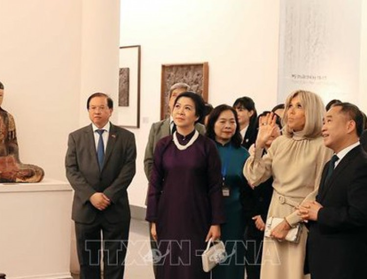 Phu nhân Tổng Bí thư và Phu nhân Tổng thống Pháp thăm Bảo tàng Mỹ thuật Việt Nam