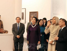 Phu nhân Tổng Bí thư và Phu nhân Tổng thống Pháp thăm Bảo tàng Mỹ thuật Việt Nam