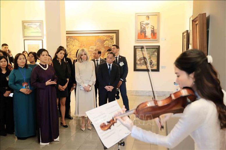 Phu nhân Tổng Bí thư và Phu nhân Tổng thống Pháp thăm Bảo tàng Mỹ thuật Việt Nam - 3