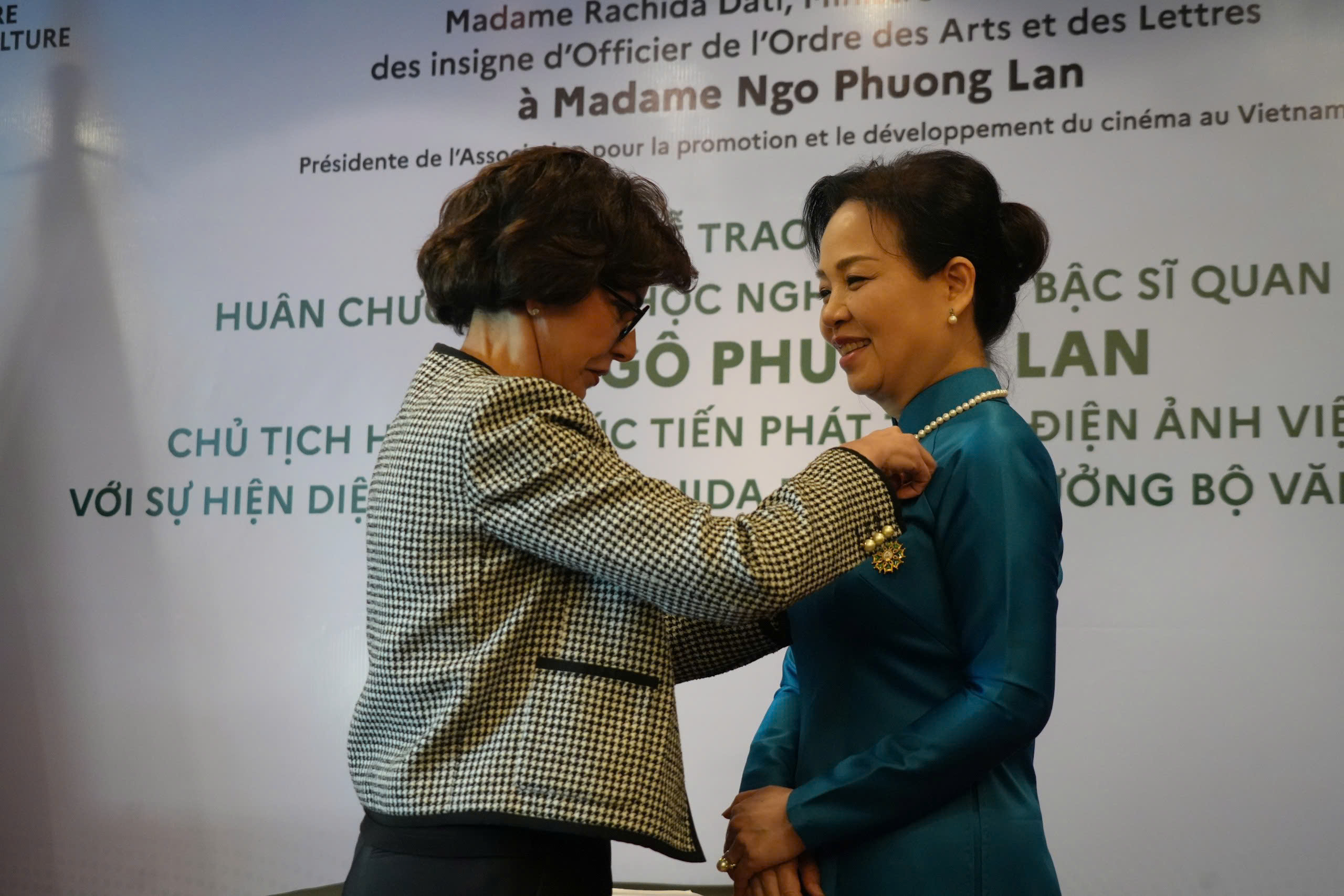 Tiến sĩ Ngô Phương Lan nhận Huân chương Sĩ quan Văn học và Nghệ thuật của Cộng hòa Pháp - 1