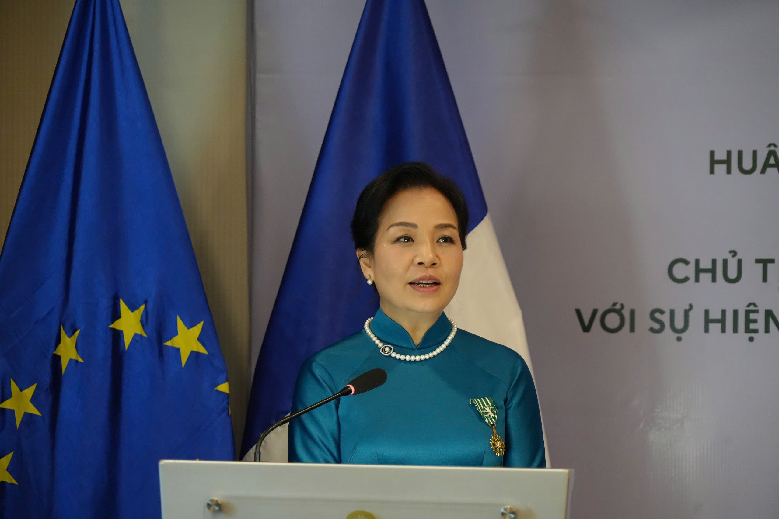 Tiến sĩ Ngô Phương Lan nhận Huân chương Sĩ quan Văn học và Nghệ thuật của Cộng hòa Pháp - 3