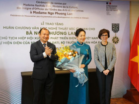 Tiến sĩ Ngô Phương Lan nhận Huân chương Sĩ quan Văn học và Nghệ thuật của Cộng hòa Pháp