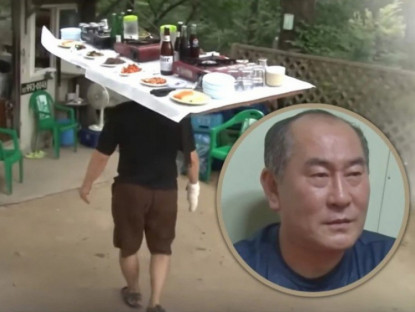 Kinh tế - Chủ quán gây &quot;bão&quot; khi đội bàn đầy món ăn trên đầu để phục vụ, khách kéo đến ùn ùn