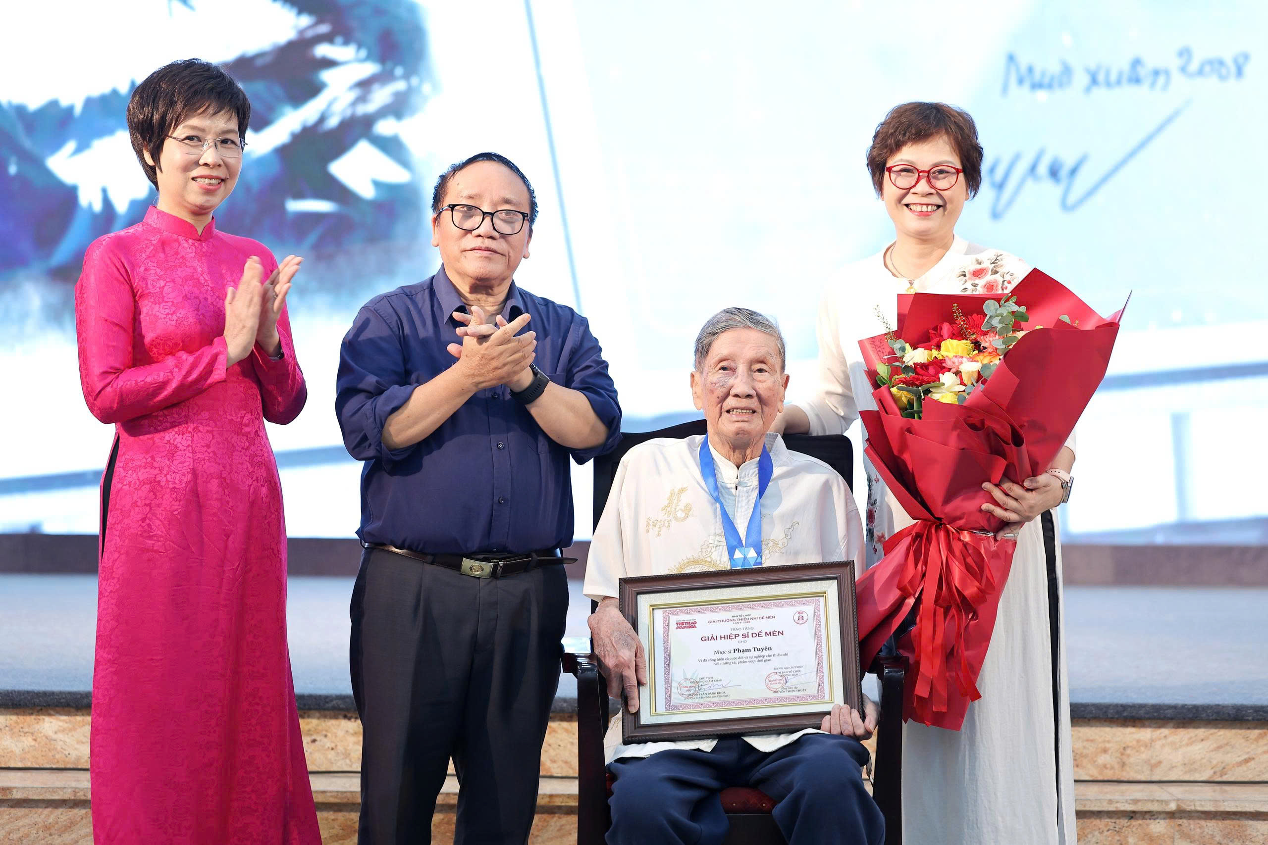 Nhạc sĩ Phạm Tuyên được vinh danh là “Hiệp sĩ Dế Mèn” - 4