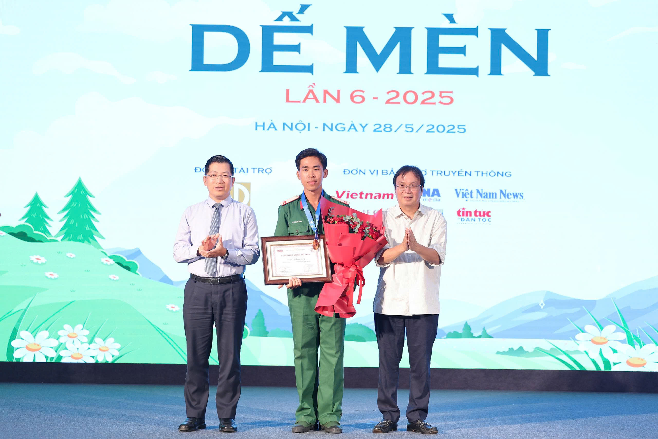 Nhạc sĩ Phạm Tuyên được vinh danh là “Hiệp sĩ Dế Mèn” - 6