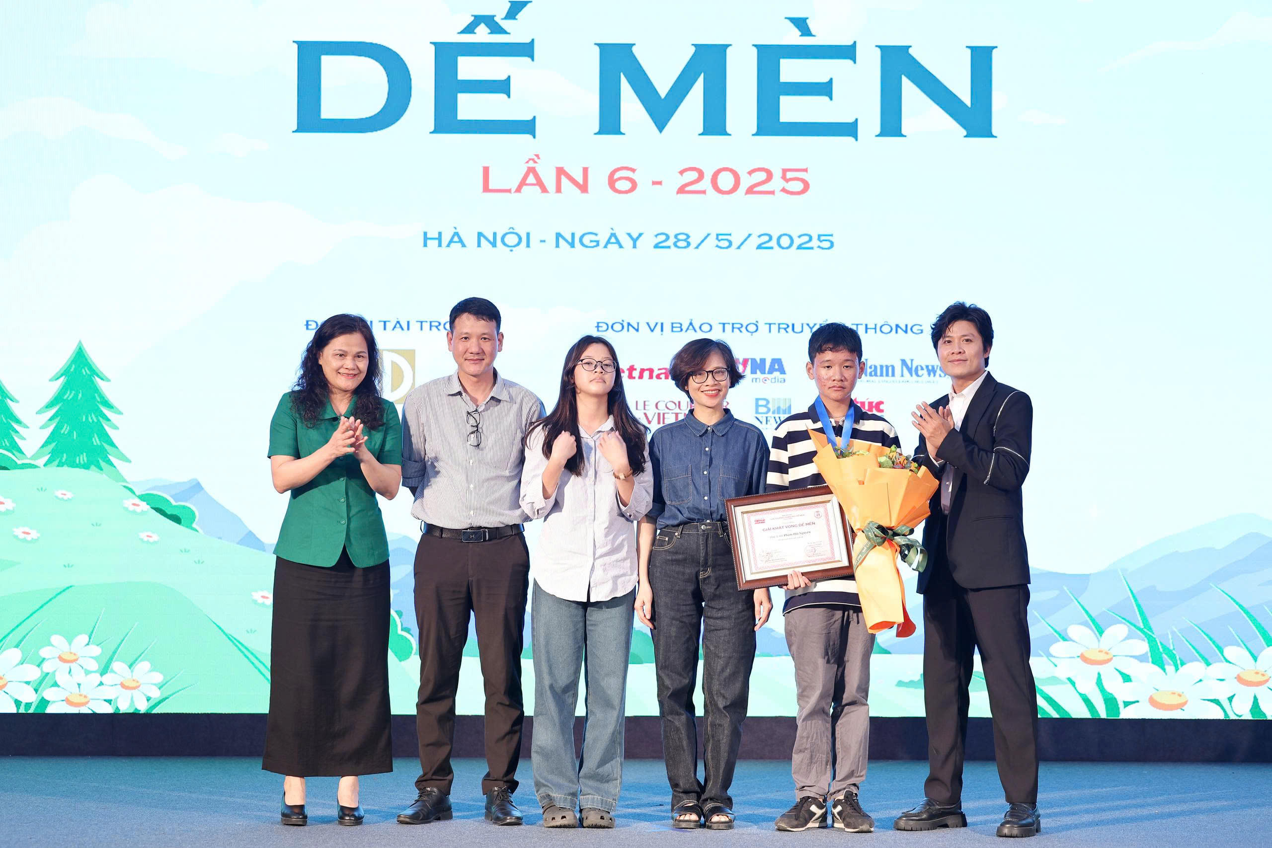 Nhạc sĩ Phạm Tuyên được vinh danh là “Hiệp sĩ Dế Mèn” - 7
