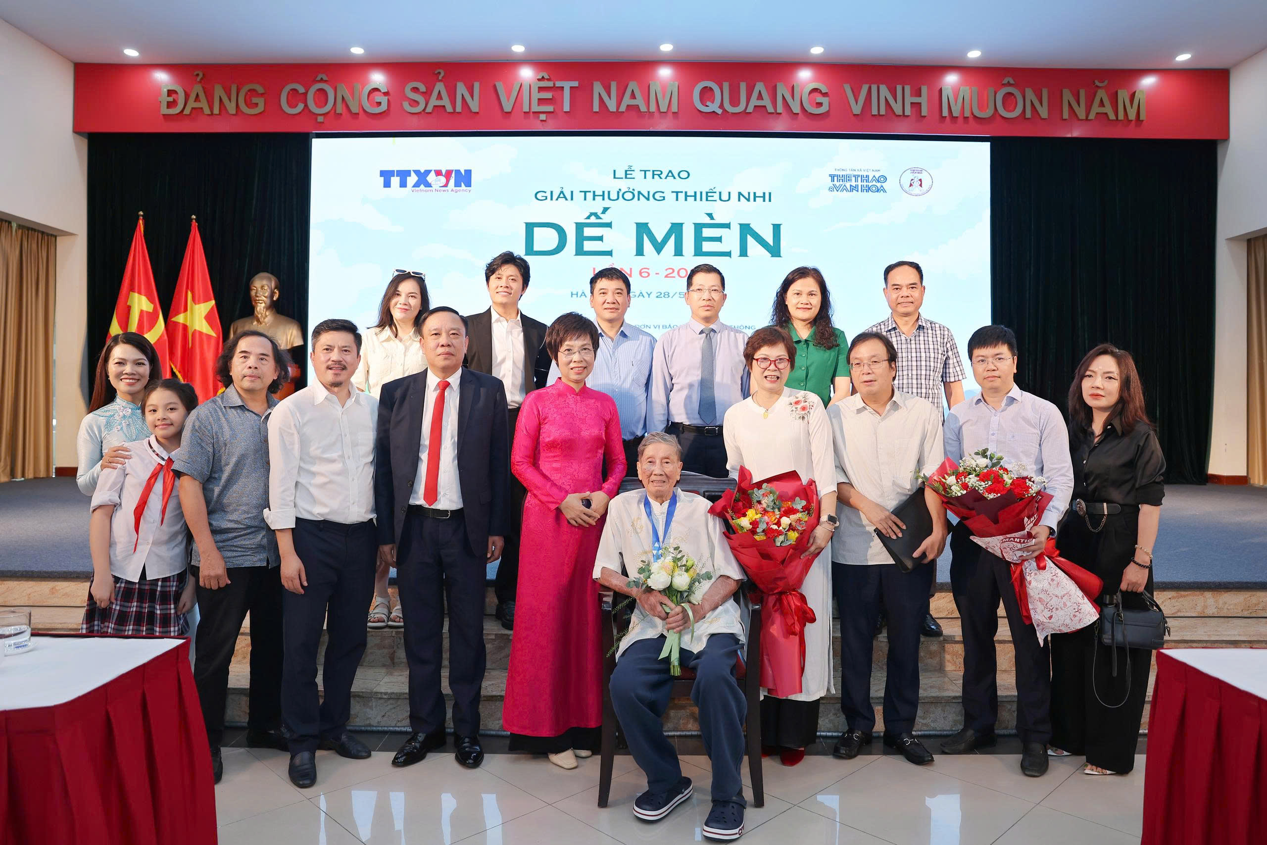 Nhạc sĩ Phạm Tuyên được vinh danh là “Hiệp sĩ Dế Mèn” - 8