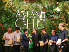“Ám ảnh chữ” - Lời tri ân sâu nặng gửi tới bạn văn chương của nhà thơ Hữu Thỉnh