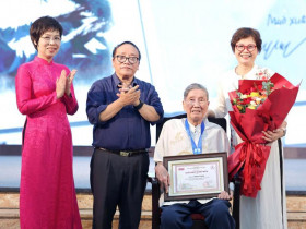 Nhạc sĩ Phạm Tuyên được vinh danh là “Hiệp sĩ Dế Mèn”