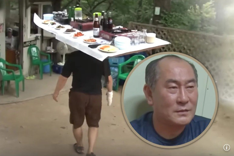 Chủ quán gây "bão" khi đội bàn đầy món ăn trên đầu để phục vụ, khách kéo đến ùn ùn - 1