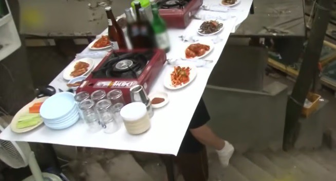 Chủ quán gây "bão" khi đội bàn đầy món ăn trên đầu để phục vụ, khách kéo đến ùn ùn - 2