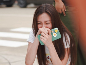 Mang theo con gái đi tái hôn, tôi đã khóc khi thấy ​​qua camera những việc mẹ chồng làm