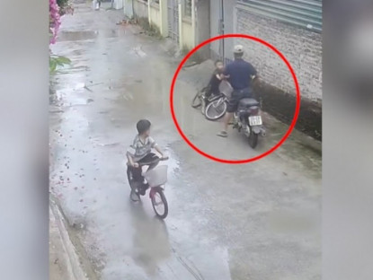 Giao thông - Clip: Cười chảy nước mắt khi &quot;khối nghỉ hè gặp nghỉ hưu&quot; va chạm nhau trên đường