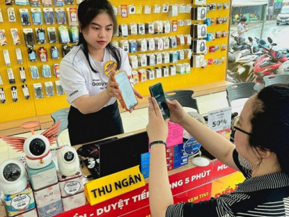 Thông tin doanh nghiệp - Dịch vụ nạp - rút tiền tại Thế Giới Di Động sau 6 tháng: Phí nhẹ, độ phủ rộng, hỗ trợ với hơn 40 ngân hàng