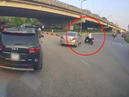 Giao thông - Clip: Khi &quot;49 gặp 50&quot;, người phụ nữ bị ô tô đâm ngã sõng soài ra đường