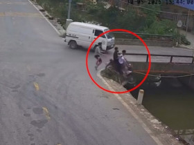 Clip: Xe máy kẹp 3 phóng nhanh qua ngã tư tránh ô tô lao thẳng xuống mương nước