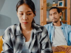 Tôi định ly hôn người vợ chi tiêu hoang phí, cô ấy bỗng đưa ra 300 triệu và tiết lộ một bí mật