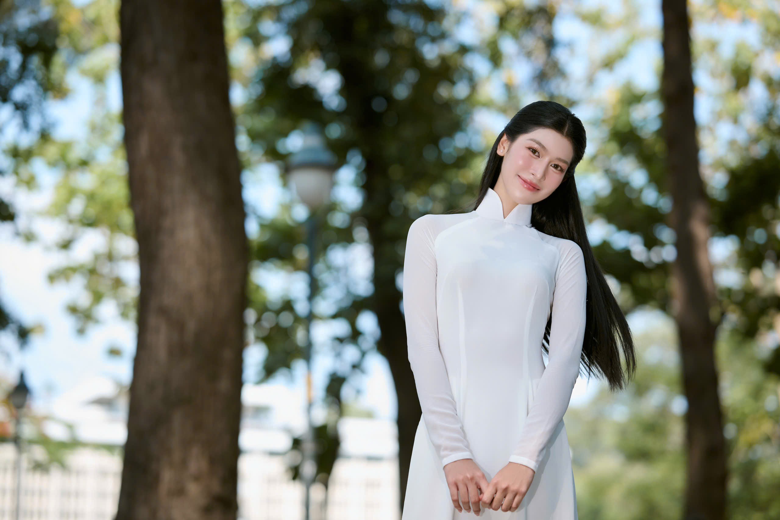 Nữ sinh Ngoại giao giỏi ngoại ngữ “gây sốt” với vẻ đẹp tri thức - 1