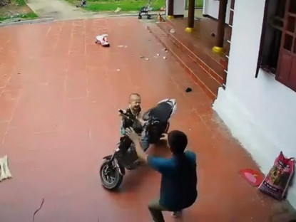 Giao thông - Clip: Thót tim &quot;khối nghỉ hè&quot; vít ga xe điện xoay 180 độ trong sân nhà