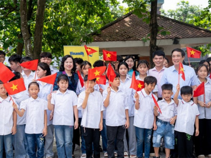 Thông tin doanh nghiệp - Gần 70.000 hộp sữa được trao tặng trẻ em khó khăn, khởi đầu “tháng của trẻ em” đầy ý nghĩa