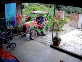 Clip: Hú vía cháu bé nghịch máy kéo, làm xe lùi đổ sập cổng nhà