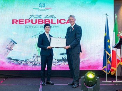 Thông tin doanh nghiệp - Giảng viên đại học Tôn Đức Thắng nhận tước hiệu Hiệp sĩ Cộng hòa Italia