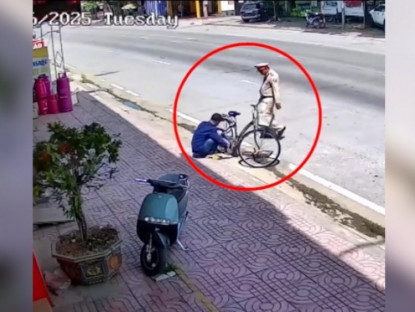 Giao thông - Clip: Ấm lòng hình ảnh CSGT giúp nam sinh sửa xe đạp, đưa đi thi kịp giờ