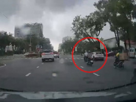 Clip: Thót tim cây bất ngờ đổ ra đường, người phụ nữ đi xe máy lao thẳng vào