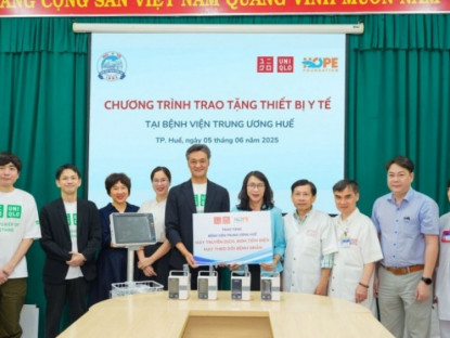Thông tin doanh nghiệp - UNIQLO và Quỹ Hy Vọng trao tặng thiết bị y tế cho Bệnh viện Trung Ương Huế