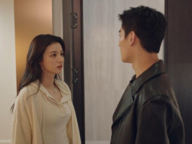 Đi mời chồng cũ dự đám cưới, tôi bàng hoàng khi thấy người đàn ông ra mở cổng