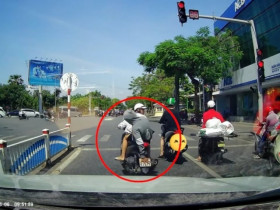 Clip: Hai thanh niên che biển số vượt đèn đỏ, làm rơi luôn điện thoại giữa đường