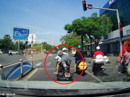 Giao thông - Clip: Hai thanh niên che biển số vượt đèn đỏ, làm rơi luôn điện thoại giữa đường