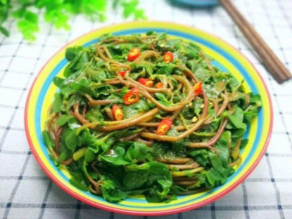 Gia đình - Cây dại vứt xuống đất là mọc tua tủa, có vị chua chua đem nấu canh hoặc xào vừa ngon lại bổ