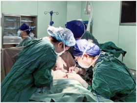 Bà mẹ hốt hoảng phát hiện 2 “vật thể lạ” dưới cánh tay sau sinh, bác sĩ tiết lộ nguyên nhân khó ngờ
