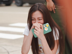Lén lắp camera ở nhà để theo dõi bố dượng, tôi bật khóc vì hành động của ông lúc giữa trưa