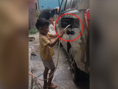 Giao thông - Clip: Hết hồn &quot;khối nghỉ hè&quot; giúp bố rửa xe và cái kết tê tái