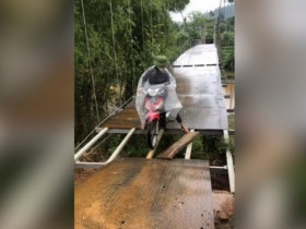 Clip: Thót tim người đàn ông liều lĩnh phóng xe máy vượt qua cây cầu bị hỏng