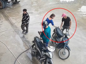 Clip: Cô gái bán xăng khiến hai thanh niên 